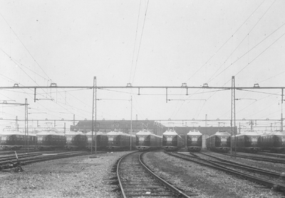 886084 Afbeelding van de opstelling van 11 electrische treinstellen mat. 1936 van de N.S. bij de werkplaats te Leidschendam.
